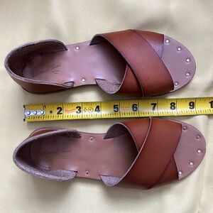 Universal Thread Women’s Tan Brown Cross-Band Sandals with Stud Accents